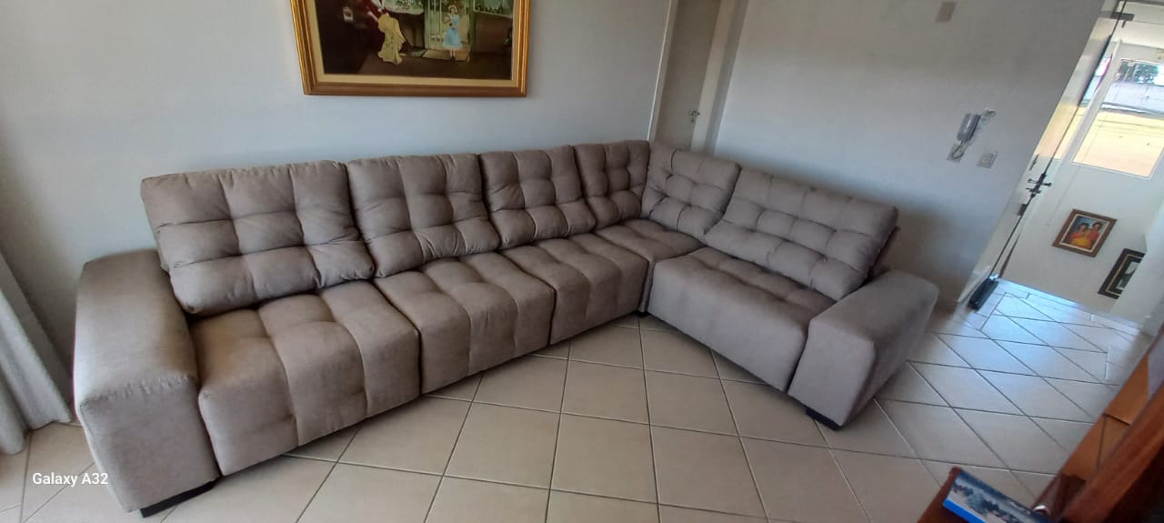 Sofá de canto bege claro renovado